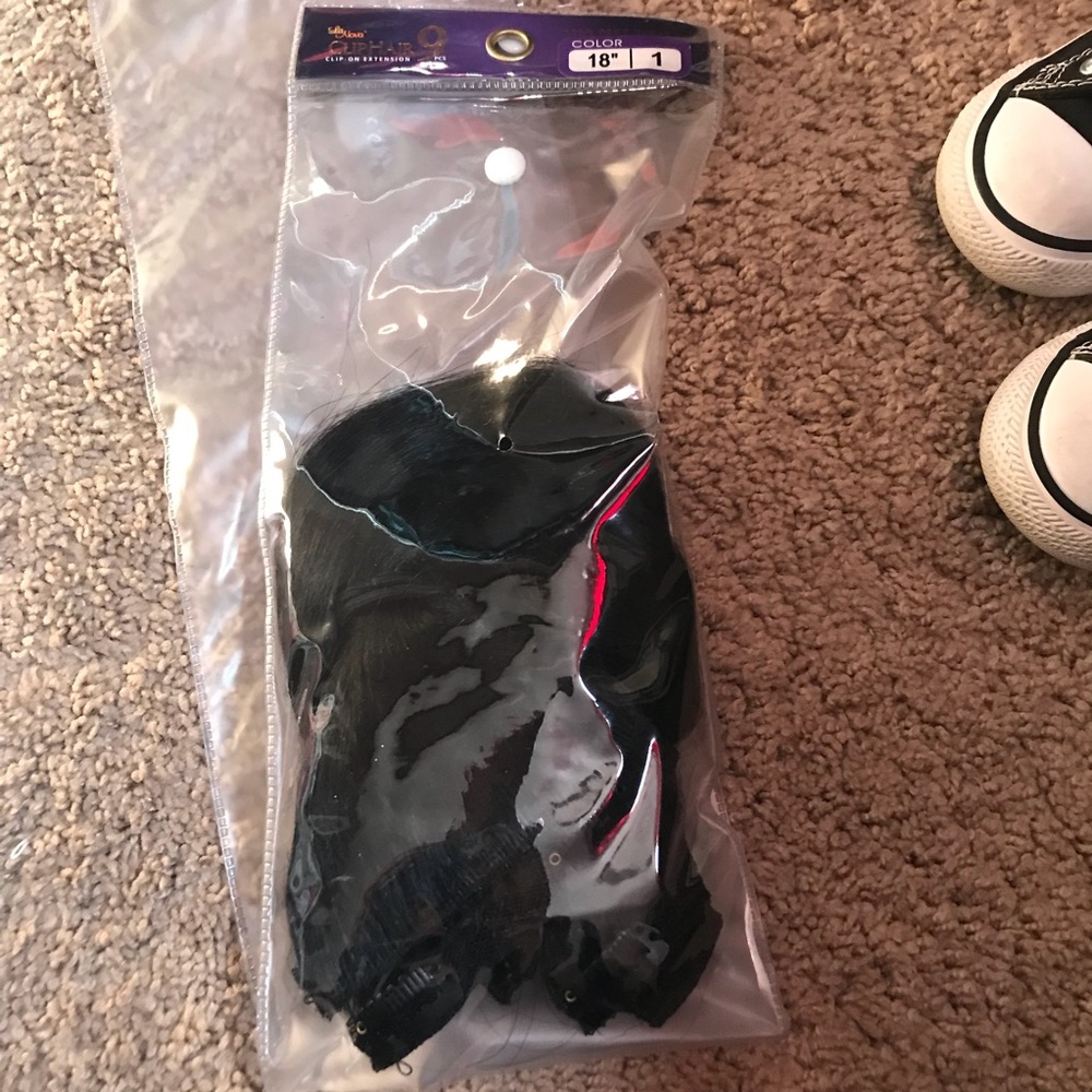 Dresses and hair extensions (9) 18”